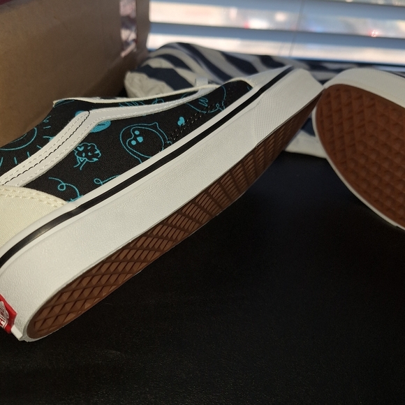 Size 5.5 - VANS Old Skool Low Custom Made Characters - Picture 13 of 13
